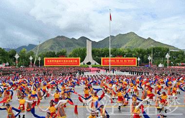 习近平率中央代表团抵达拉萨出席西藏自治区成立60周年庆祝活动