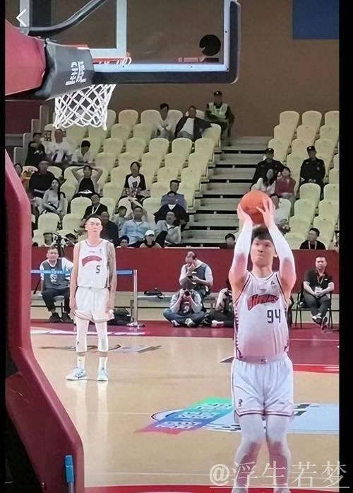 王哲林暑期苦练成果显著：身材强健，罚球提升，在新援助攻下或迎爆发！