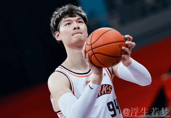 王哲林暑期苦练成果显著：身材强健，罚球提升，在新援助攻下或迎爆发！